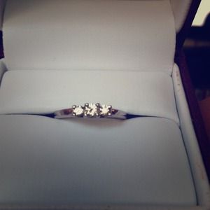 🚫SOLD🚫 Kays 14K three diamond ring