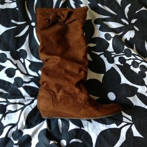 DSW SUEDE BOOTS