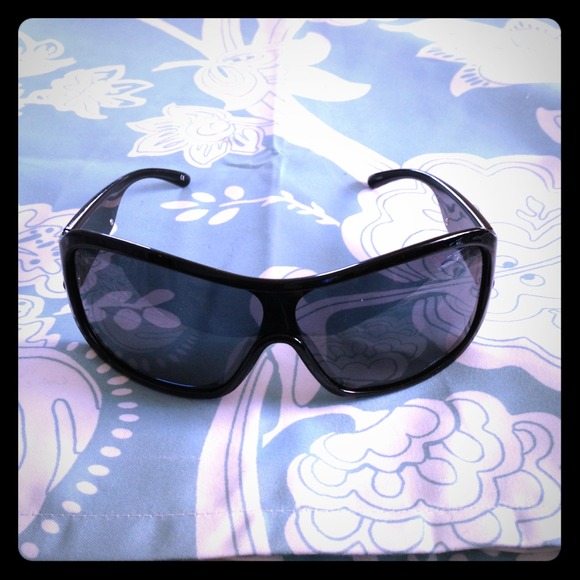 Black sun glasses with graffiti color detail