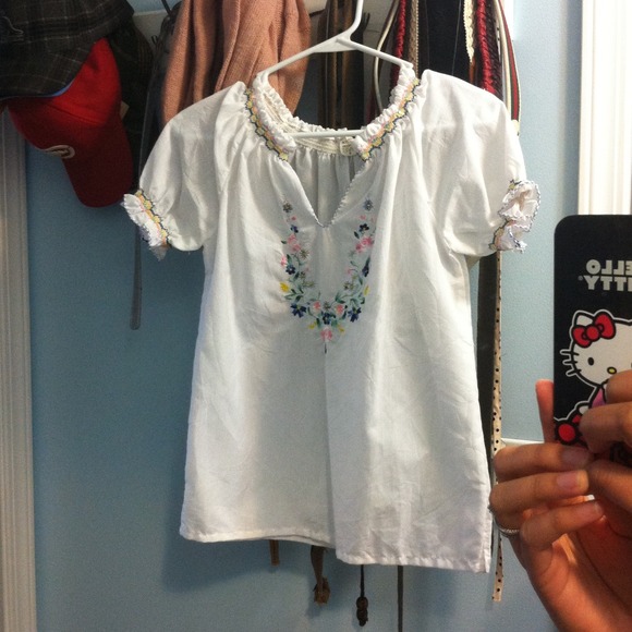 White top with embroider🎀🎀