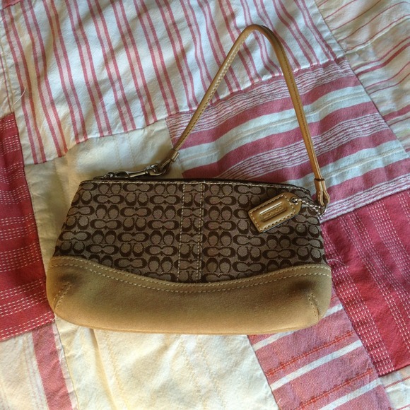 ❌❌SOLD❌❌ Coach wristlet - Picture 3 of 3