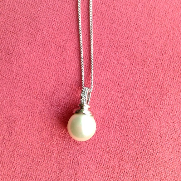 BNWT Pearl Pendant Necklace