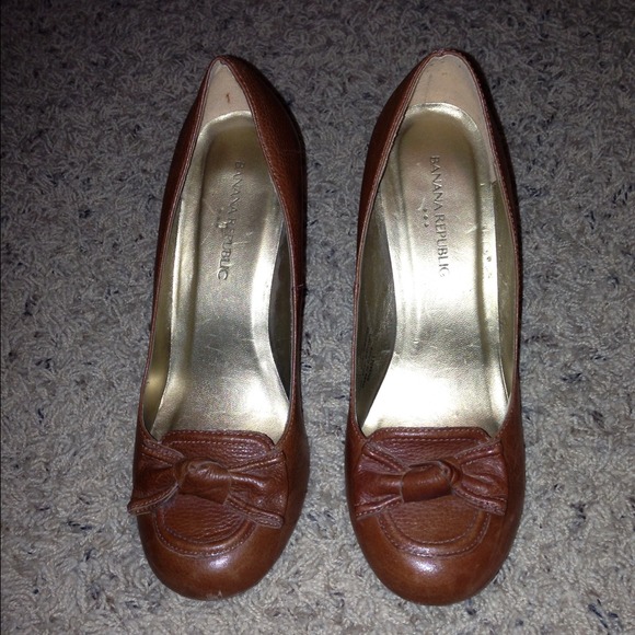 Sold!!!!!  Banana Republic classy 3 inch heels