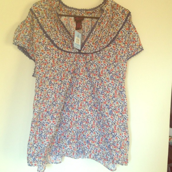 Short sleeve floral top