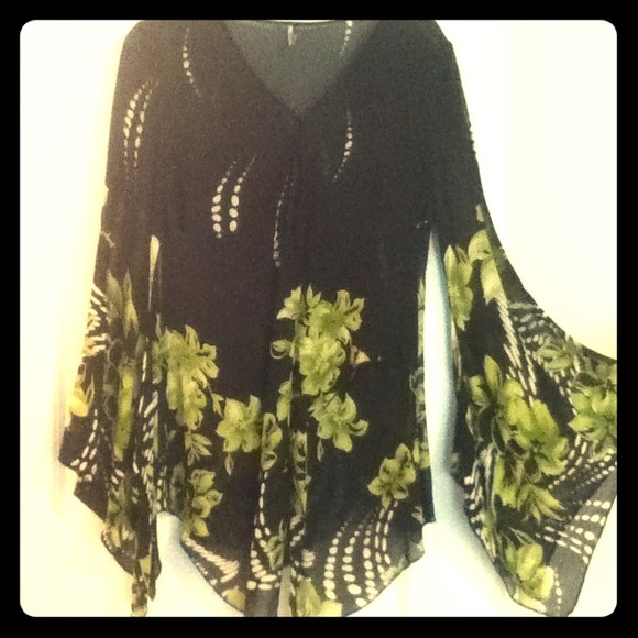 Tops - REDUCED🌟Women's chiffon longtop or beach cover up