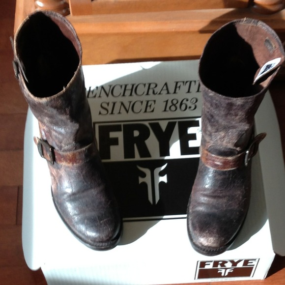 Frye Veronica short boots size 9, brown distressed