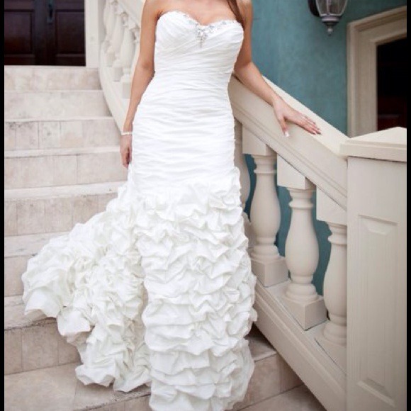 **SOLD** Wedding Dress, Corset Back. - Picture 3 of 4