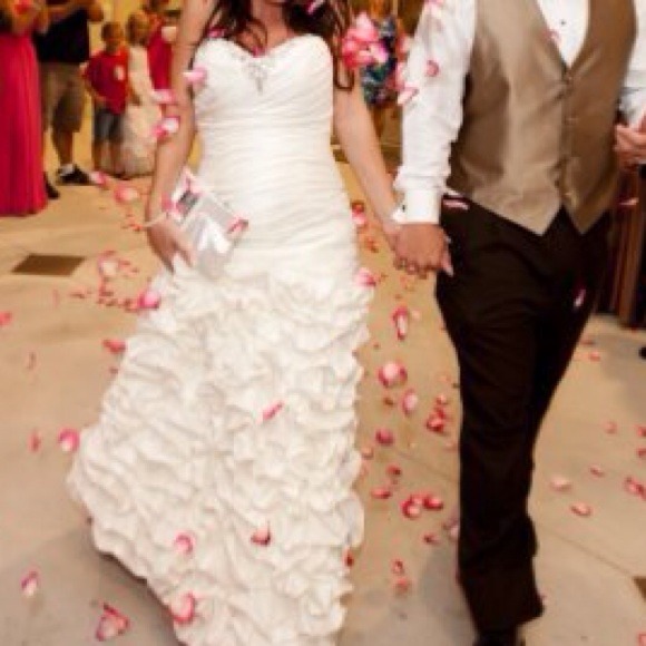 **SOLD** Wedding Dress, Corset Back. - Picture 4 of 4