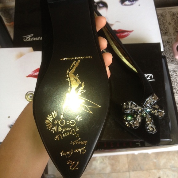 🎉🌟HOST PICK🎉Beverly Feldman pointy velvet flats - Picture 3 of 3