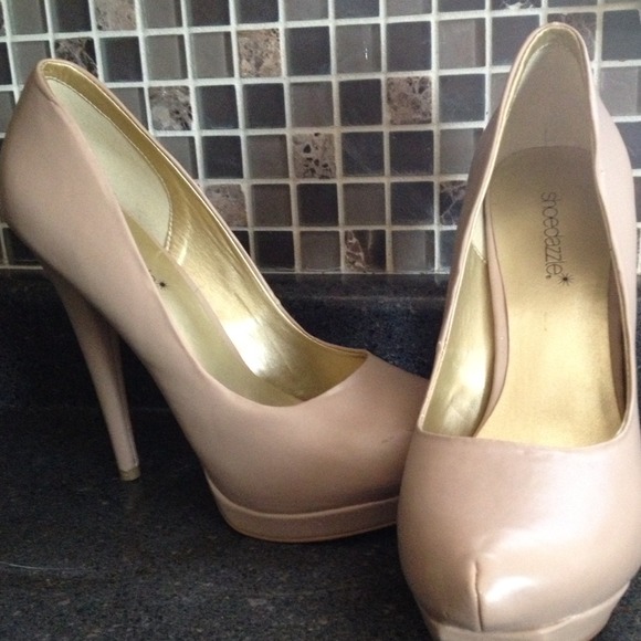 Nude/pale pink pumps 7.5