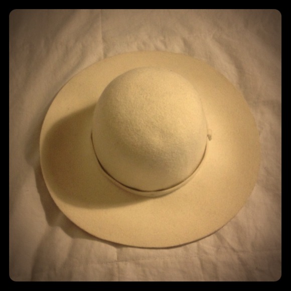 SOLD Beige floppy hat