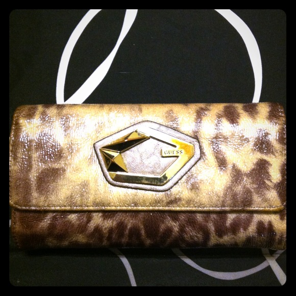 Trifold purple Guess wallet