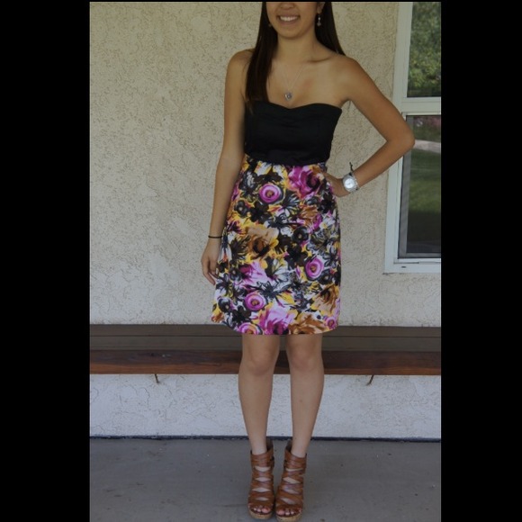 Spring strapless dress. - Picture 2 of 2