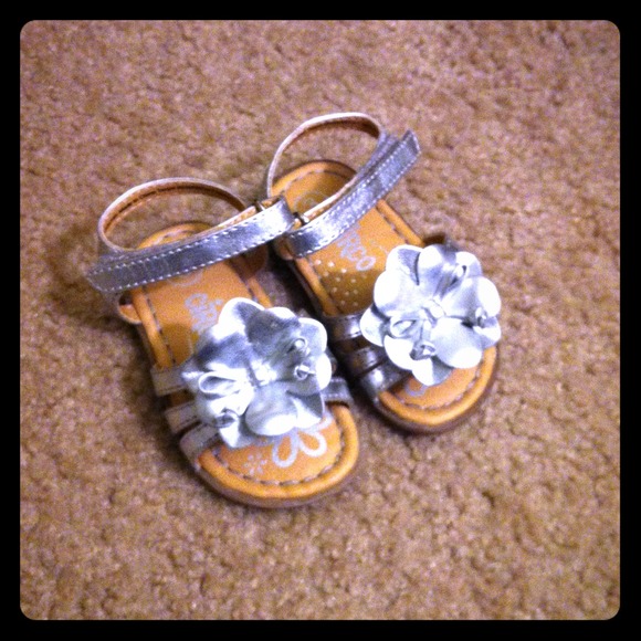 🚫🚫SOLD🚫🚫Cute infant girls silver sandal