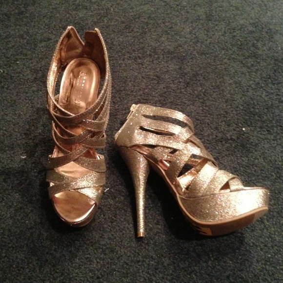 Traded** Strappy pumps