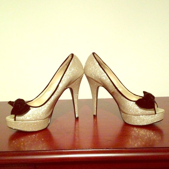 Shoes - BNWT Gold heels w/ black bow and open toe!