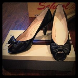 SOLD ⛔️ Vintage Bruno Magli Peep toes