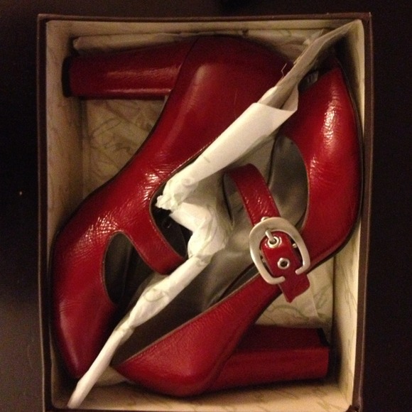 Red high heels! - Picture 4 of 4