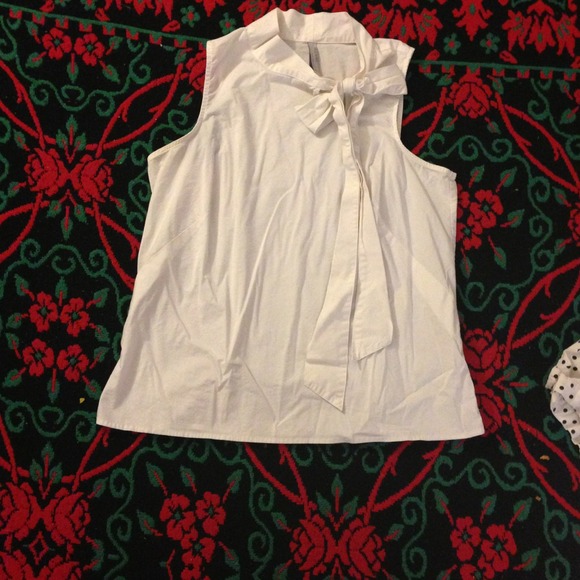 ⛔Sold⛔Cute white top with a bow