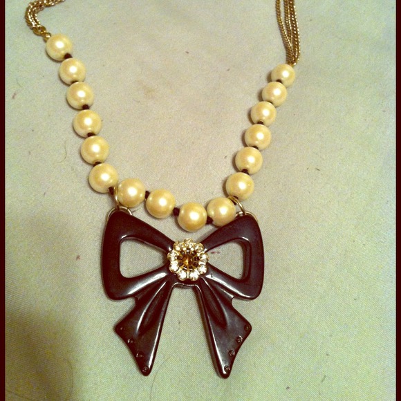 Betsy Johnson pearl and bow necklace!