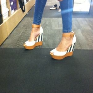 Jessica Simpson Wedges