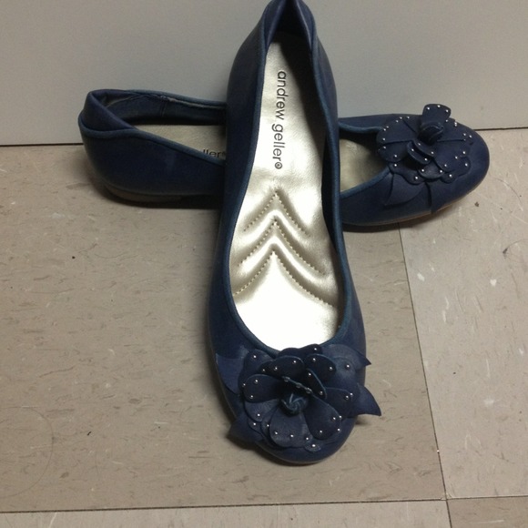 Blue Andrew Geller flats with flower, size 6