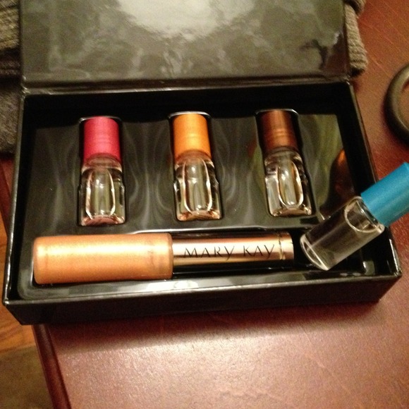 Mary Kay purse perfume w/lipgloss
