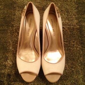❤Antonio Melani❤ cream and tan wedges
