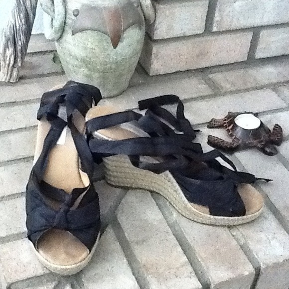 2 pairs of wedge shoes