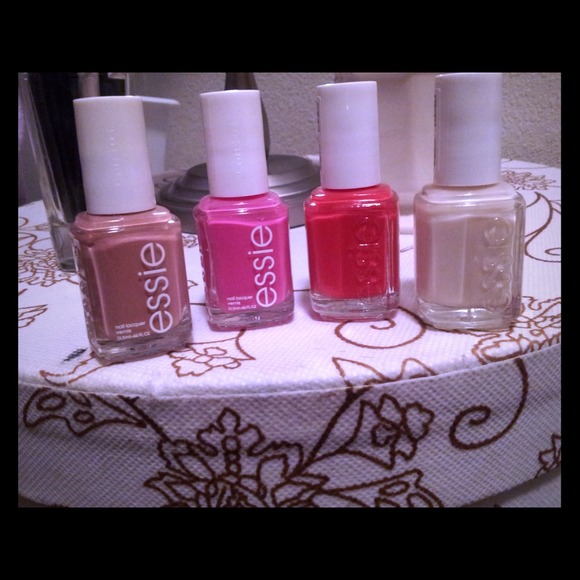 🚫🚫📦SOLD ⭐Lot of 4 Brand New Essie Nail Polishes