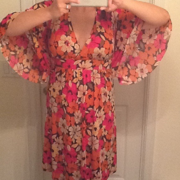 SOLD-Vintage floral bat sleeve dress - Picture 3 of 3