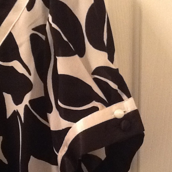 SOLD-Black and white print top - Picture 2 of 3