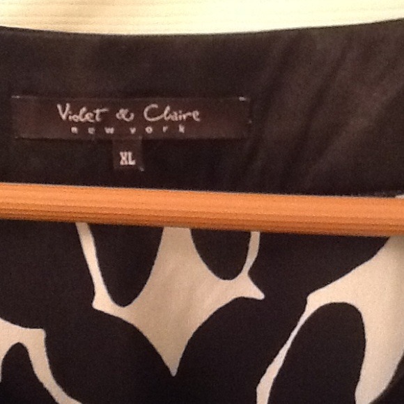 SOLD-Black and white print top - Picture 3 of 3