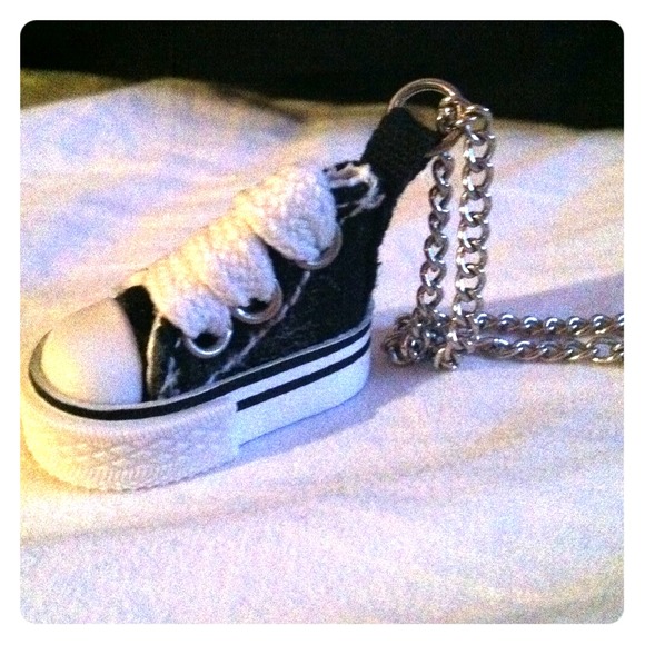 👟SNEAKER NECKLACE👟