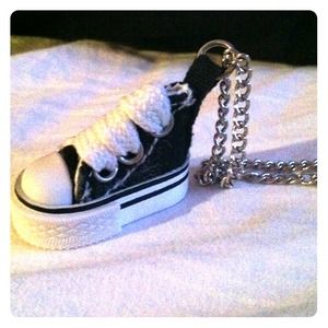 👟SNEAKER NECKLACE👟