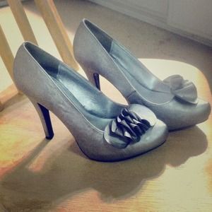 Charlotte Russe Size 8 Grey Heels