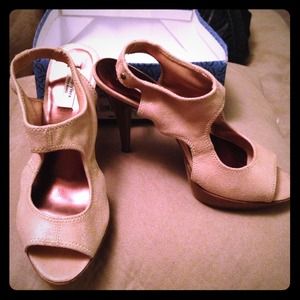 Vera Wang Open Toe shoes