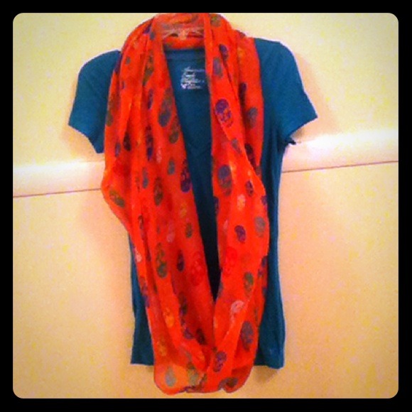 Skull scarf an Teal VNeck