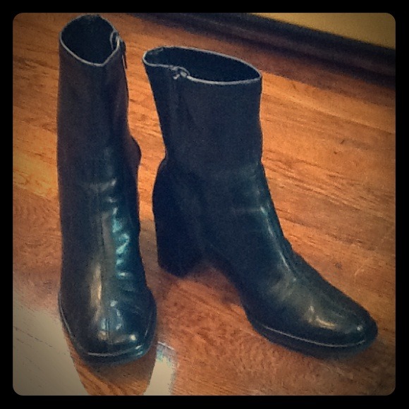 Woman's Aerosoles Black faux Leather Boots