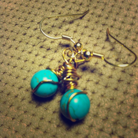 Gold wire and turquoise gemstone hook earrings. - Picture 1 of 2