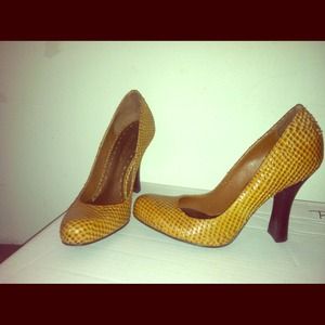 BCBG pump size 5.5 Snake skin-like finish.