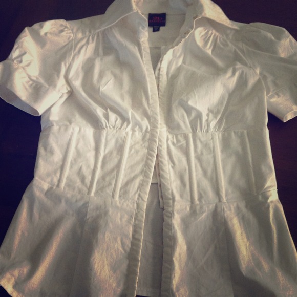 2b white top. - Picture 1 of 2