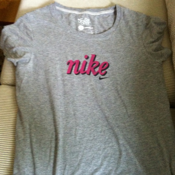 SOLD IN BUNDLE **Nike Tee