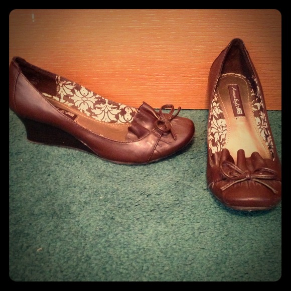 REDUCED--AE cute brown wedges