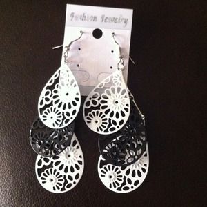 Sold bundled Black and white earrings