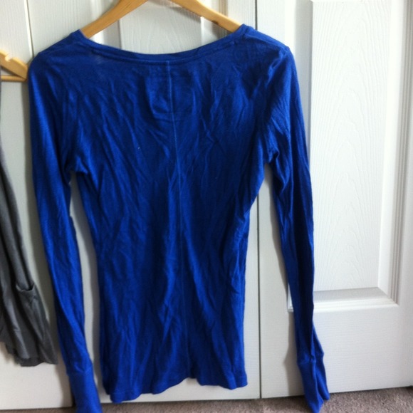 Long sleeve v-neck - Picture 3 of 3