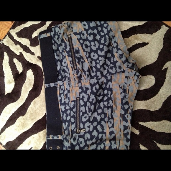 Camo shorts with belt - Picture 2 of 4