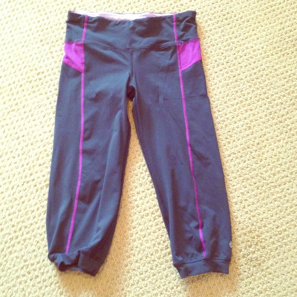 XX SOLD XX Lululemon running crops