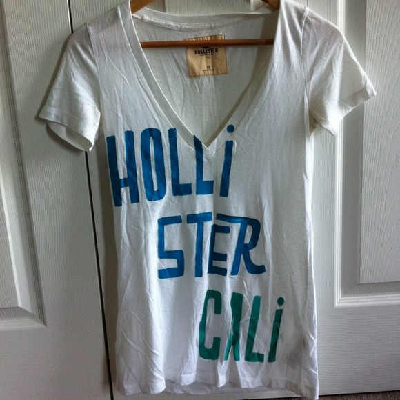 V neck tee. - Picture 1 of 1