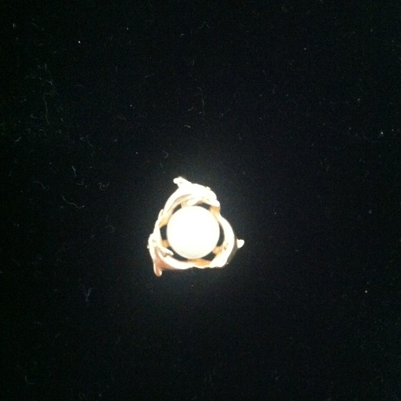 14k freshwater pearl dolphin pendant.